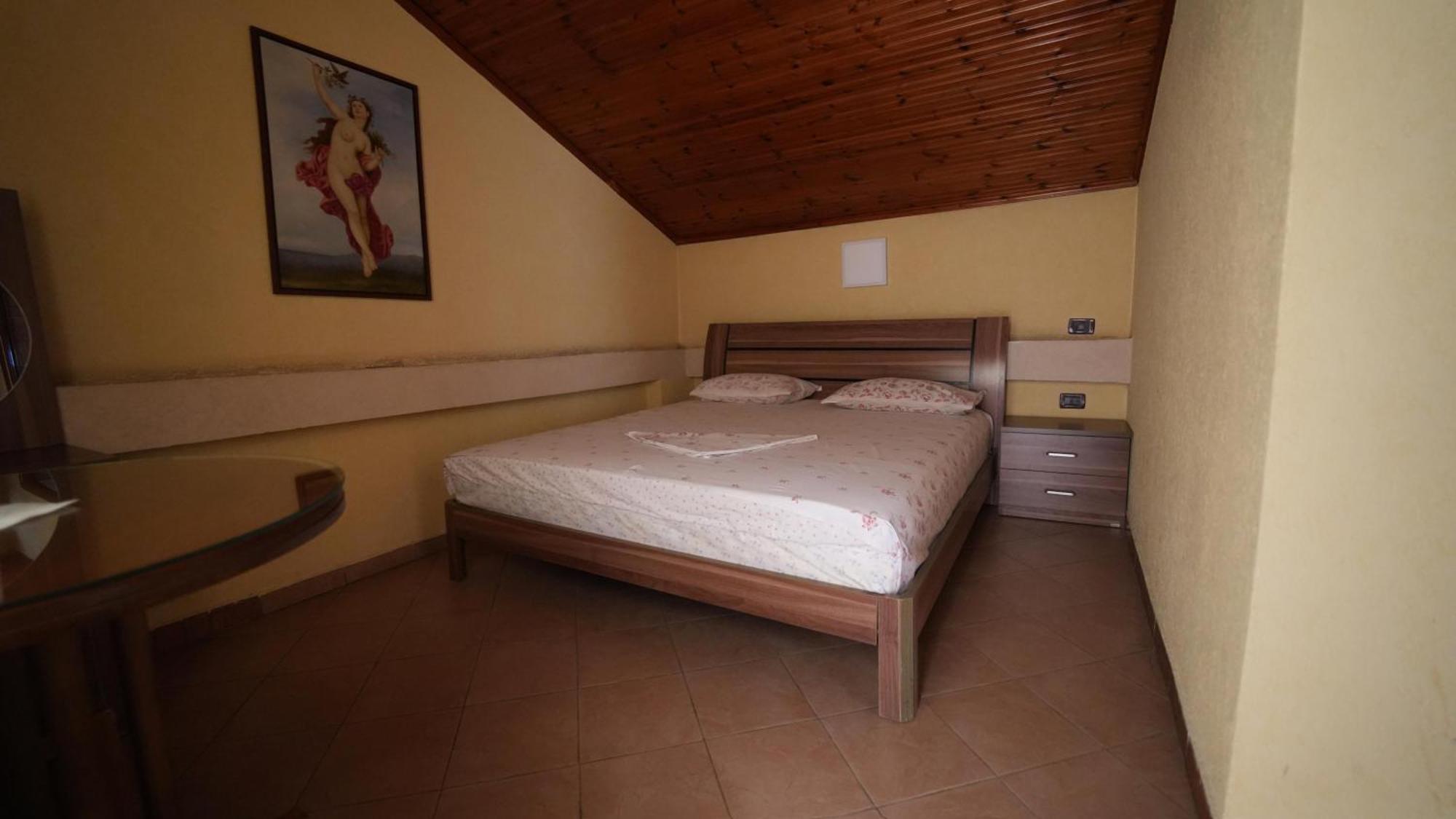 Alen Bar Hotel Тирана Экстерьер фото