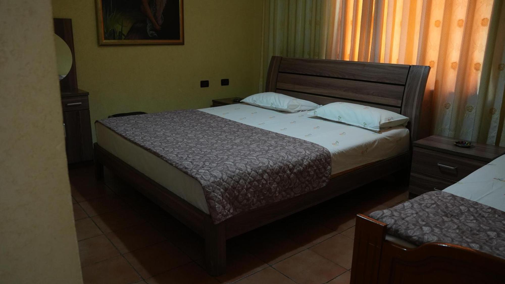 Alen Bar Hotel Тирана Экстерьер фото