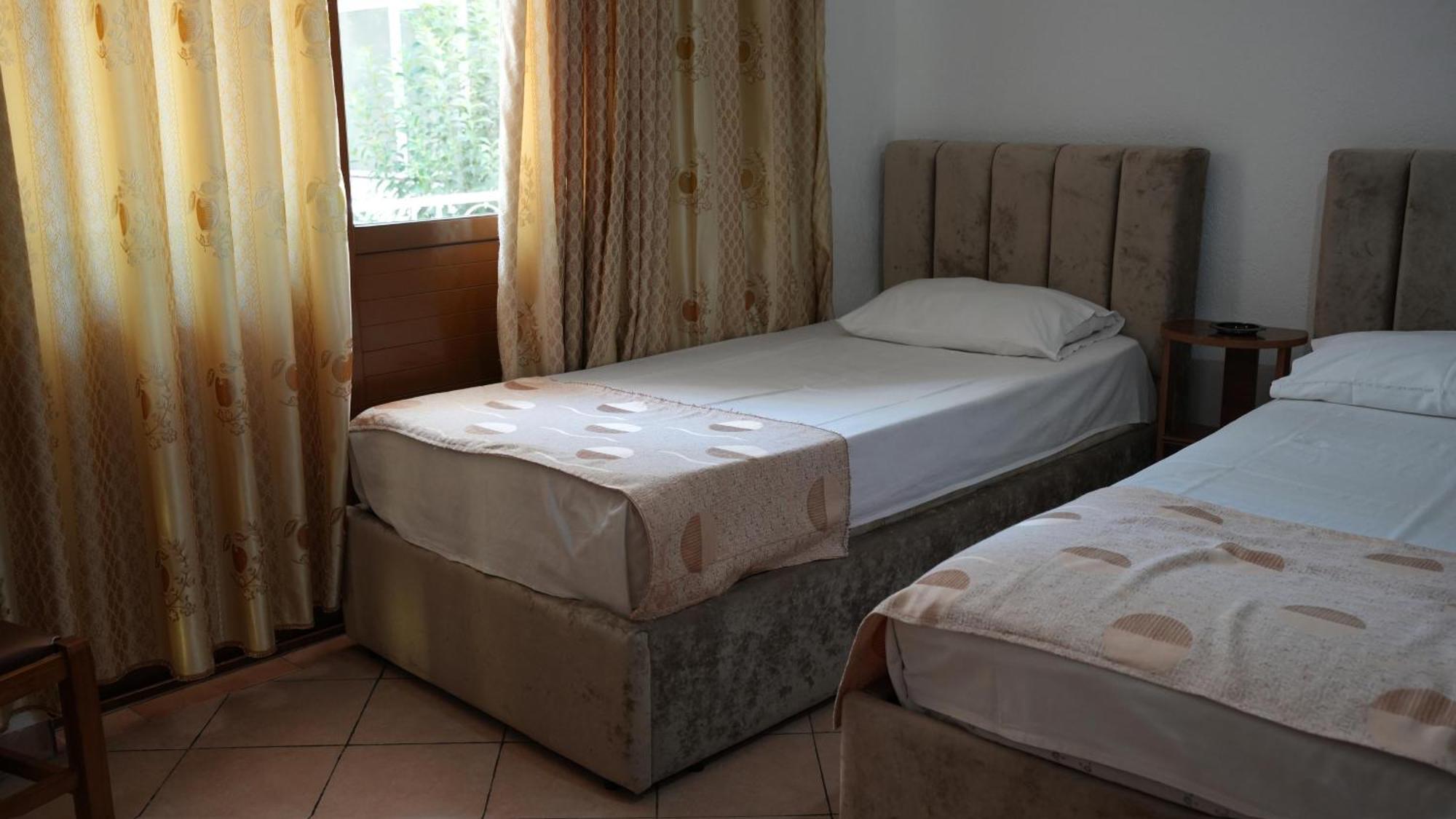 Alen Bar Hotel Тирана Экстерьер фото