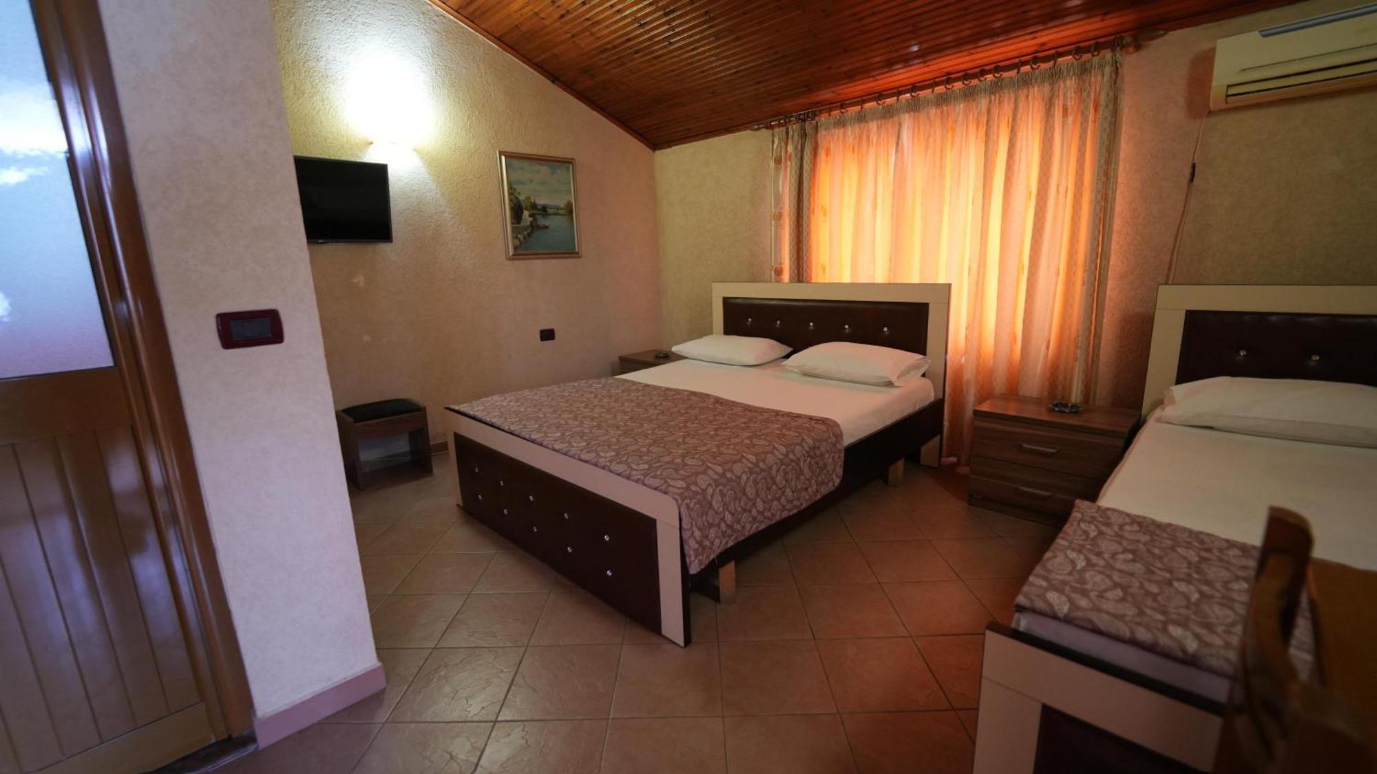 Alen Bar Hotel Тирана Экстерьер фото