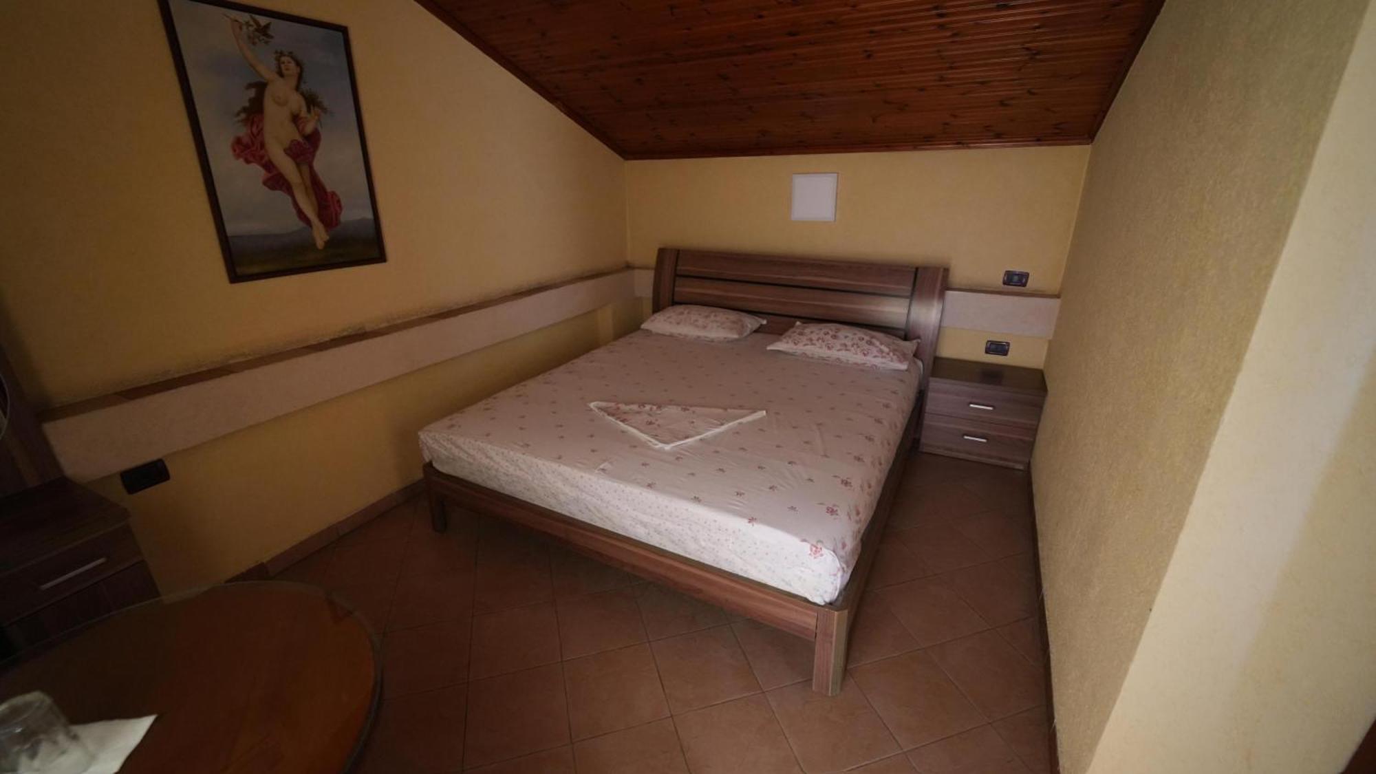 Alen Bar Hotel Тирана Экстерьер фото