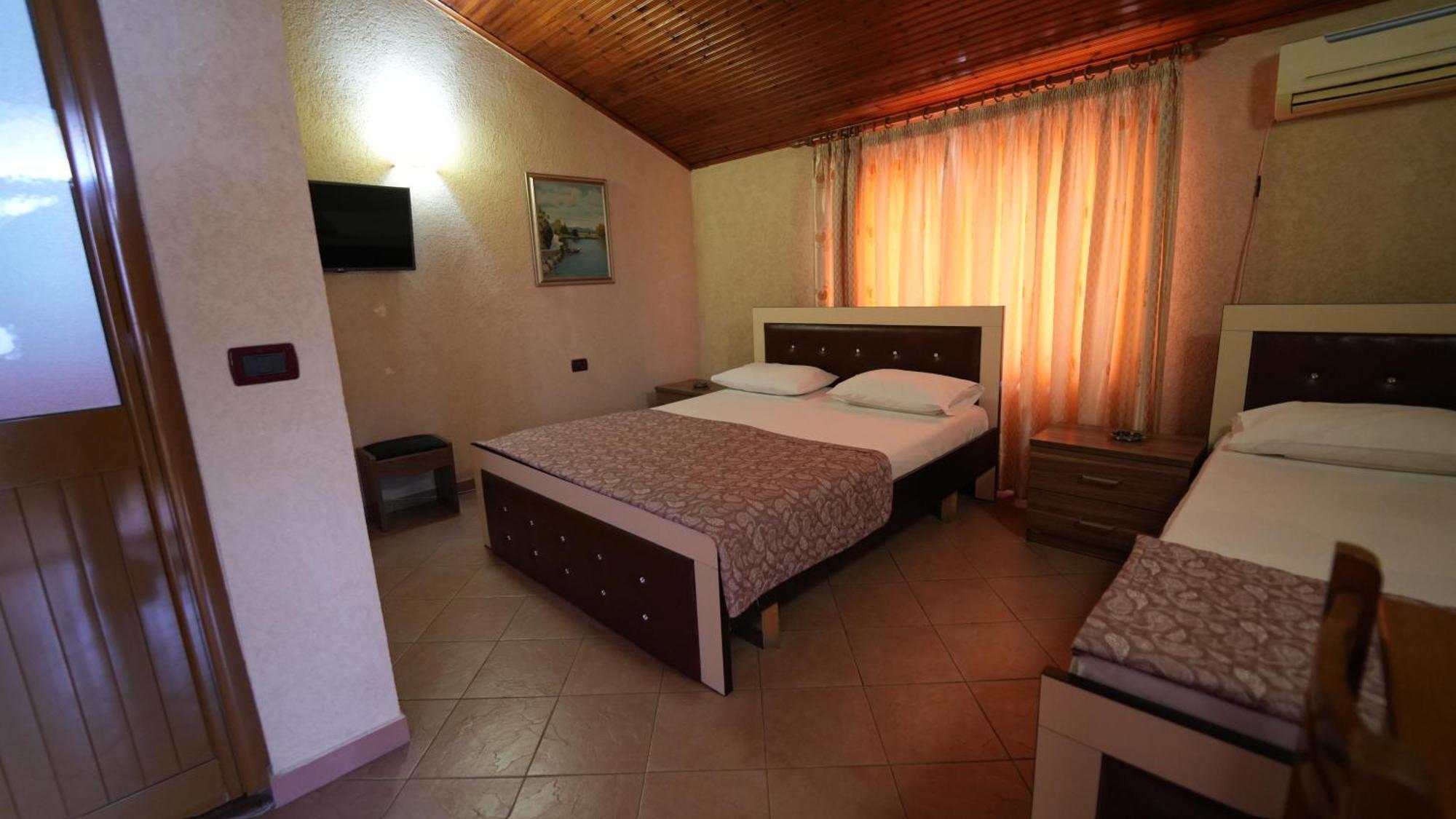 Alen Bar Hotel Тирана Экстерьер фото